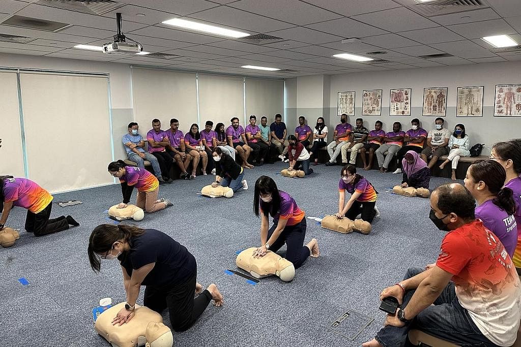 SEDIA HADAPI KECEMASAN: Sukarelawan Team Nila mempelajari bagaimana melakukan pernafasan kecemasan (CPR) yang merupakan sebahagian daripada Program Kesediaan Kecemasan Masyarakat (CEPP). - Foto TEAM NILA