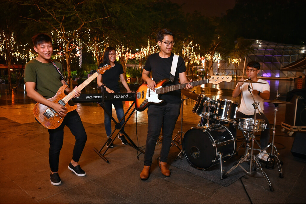 ANGGUN: Pasangan pengantin Aliff Aziz dan Bella menjamu selera sambil menonton video kisah percintaan mereka ditayangkan. - Foto-foto HANIM MOHD SALEH